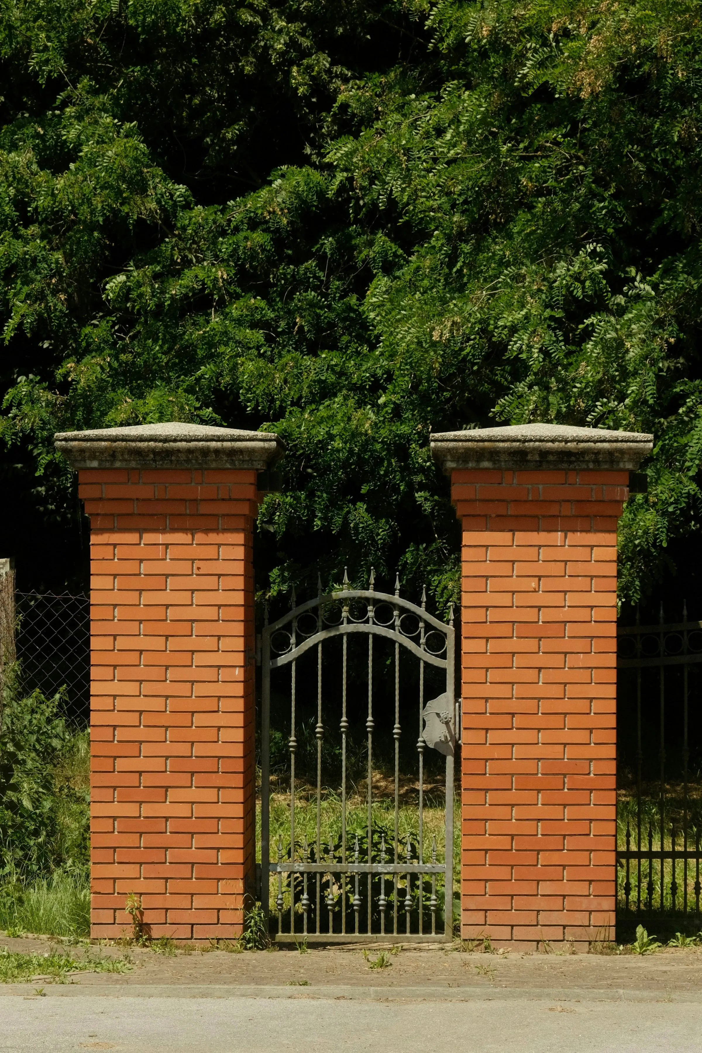 Cancelletto pedonale in ferro tra pilastri in mattoni