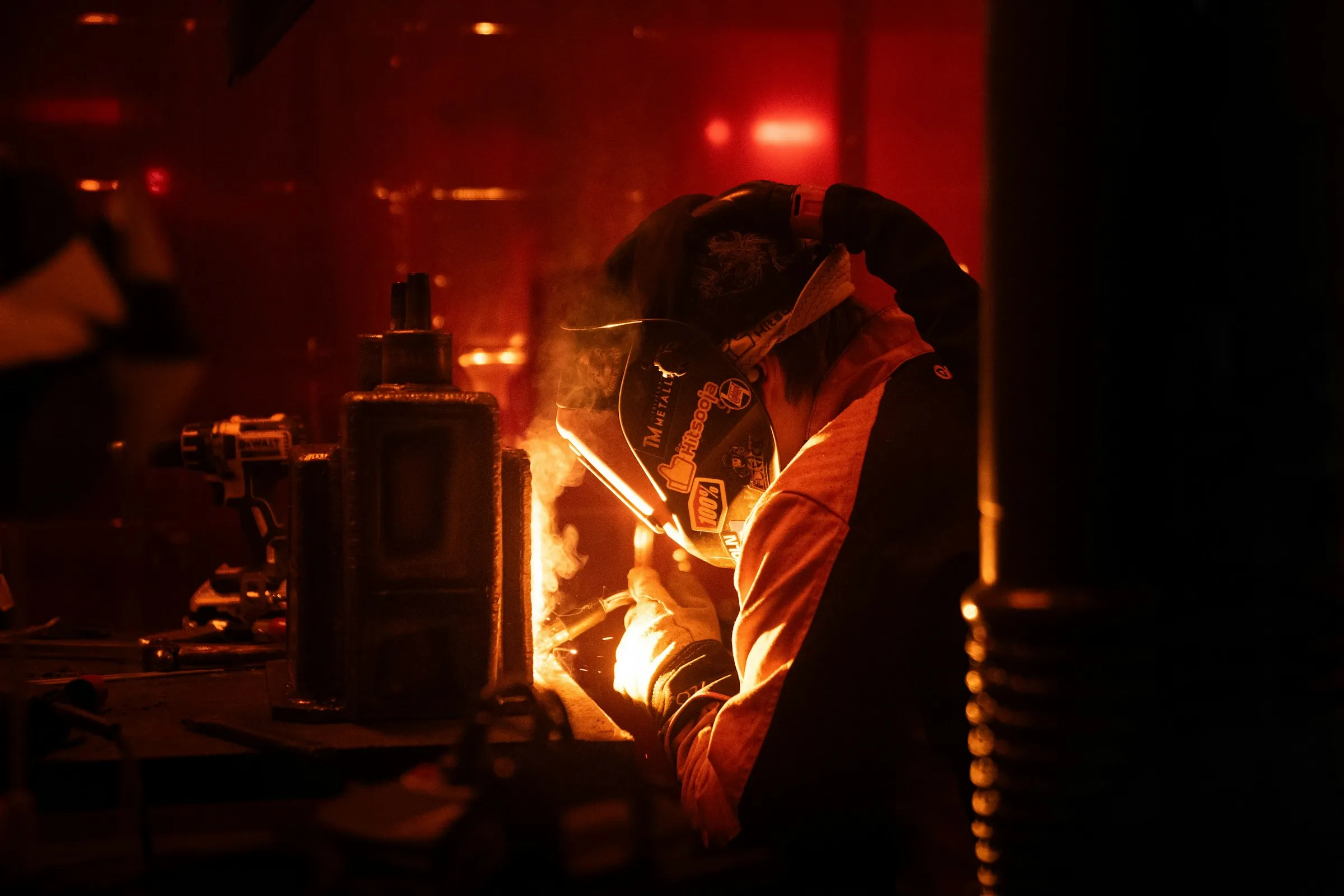 Intervento di saldatura in officina con luce calda