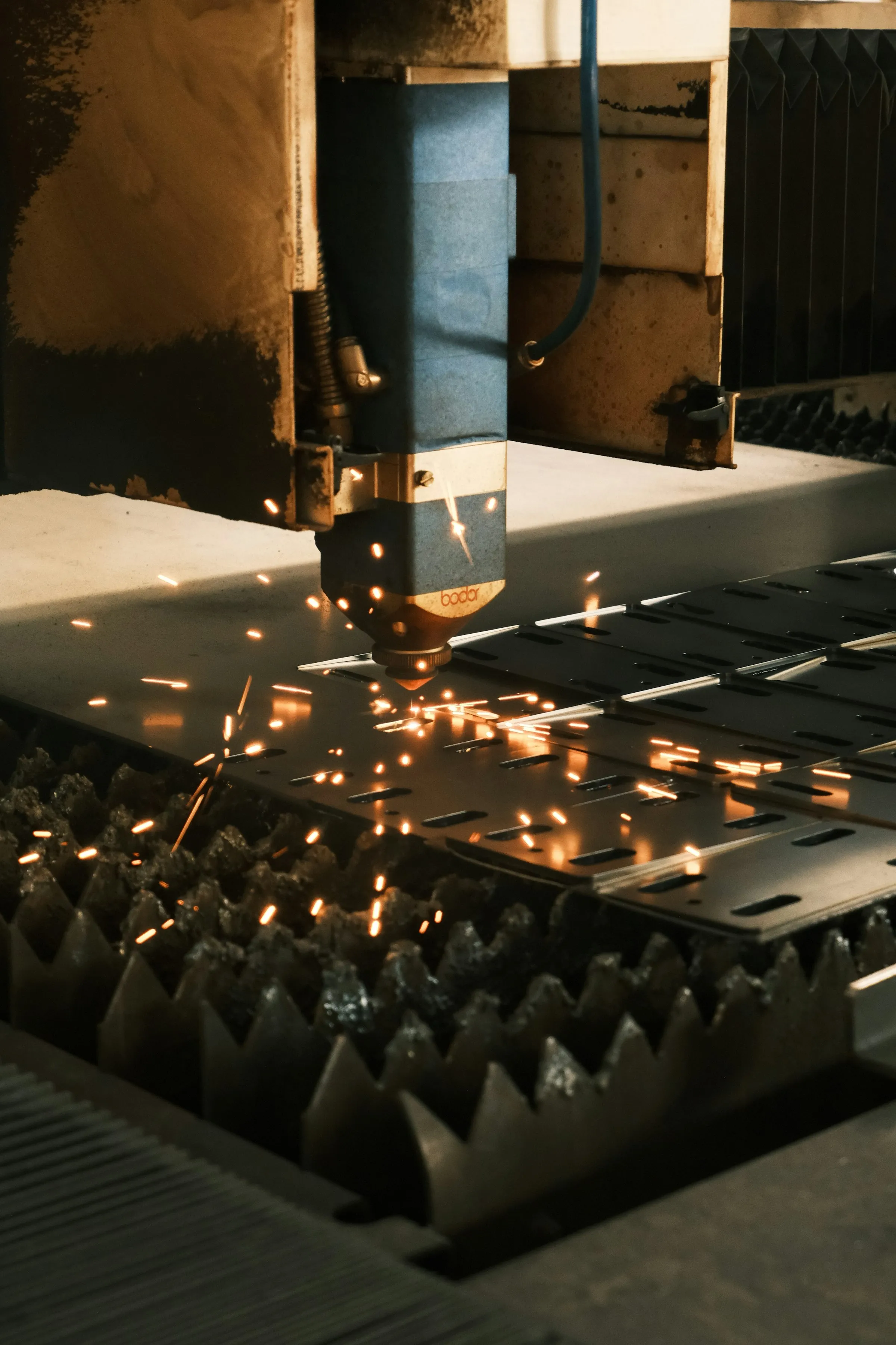 Taglio laser di una lamiera con scintille